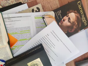 Blick auf den Predigtschreibtisch mit Dokumenten